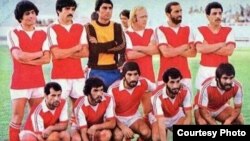 آلن ویتل (از راست نفر سوم ایستاده)