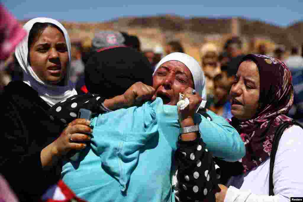 Žene tuguju na sahrani dvije žrtave smrtonosnog potresa, u Moulaj Brahimu, Maroko, 10. septembar 2023.