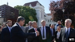 Orbán Viktor a Tokaj-Hegyalja Egyetem udvarán az intézmény tanévnyitó ünnepsége után Sárospatakon 2021. szeptember 25-én