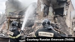 Сергиев Посад шаарындагы заводдо болгон жарылуудан кийин тутанган өрттү өчүрүү учуру. 9-август, 2023-жыл.