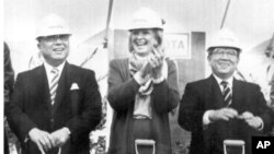 شویچیرو تویودا در کنار فرماندار کنتاکی در مراسم افتتاحیه نمایندگی شرکت تویوتا در نزدیکی جرج‌تاون؛ ۱۹۸۶