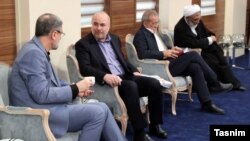 چهار تن از شش نامزد ریاست‌جمهوری در محل ضبط مناظرۀ اول