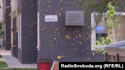 Двір житлового комплексу, який зазнав руйнувань через бойові дії. Київська область, Буча, 19 липня 2023 року