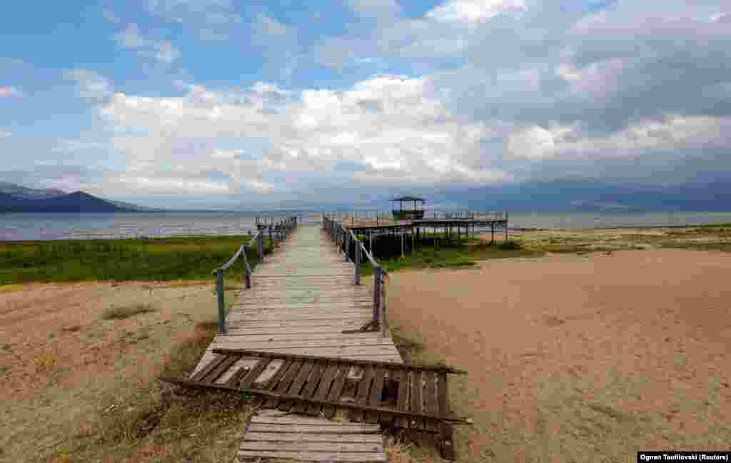 Jedan od najstarijih slatkovodnih ekoloških sistema na kontinentu, Prespansko jezero, ispunjava ovu živopisnu dolinu u jugoistočnoj Evropi između jednog i pet miliona godina, prema stručnjacima. Ekolozi tvrde da su neadekvatne padavine, isparavanje i prekomjerno navodnjavanje glavni uzroci gubitka vode.