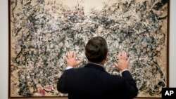 Дейвид Бренеман, директор в музея "Хай", говори за картината на Джаксън Полък "Номер 1А", изложена в рамките на нова изложба, 2011 г., Атланта, САЩ