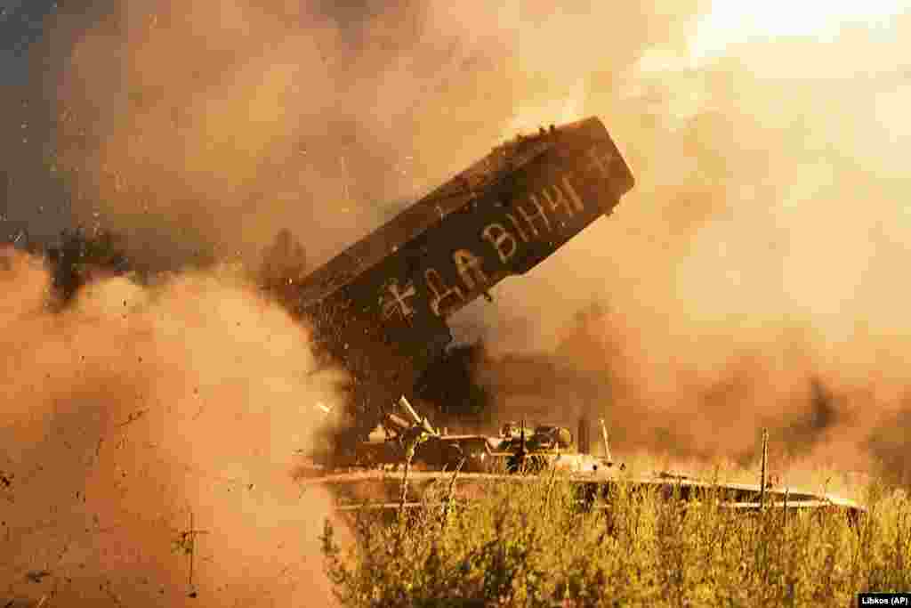 Un lansator rusesc de rachete TOS-1A capturat de Ucraina trage spre pozițiile rusești de lângă Kreminna, în regiunea Luhansk. Capsula rachetei este scrisă cu spray cu &bdquo;Da Vinci&rdquo;, numele de cod al comandantului Dmitro Kotsiubailo, ucis în luptă. &nbsp;