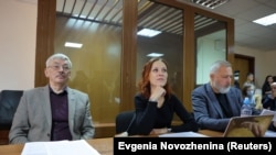 Borac za ljudska prava Oleg Orlov, advokatica katarina Tertuhina i urednik zabranjenog lista Novaja gazeta Dmitrij Muratov u sudnici pre saslušanja, Moskva, 11. oktobar 2023.