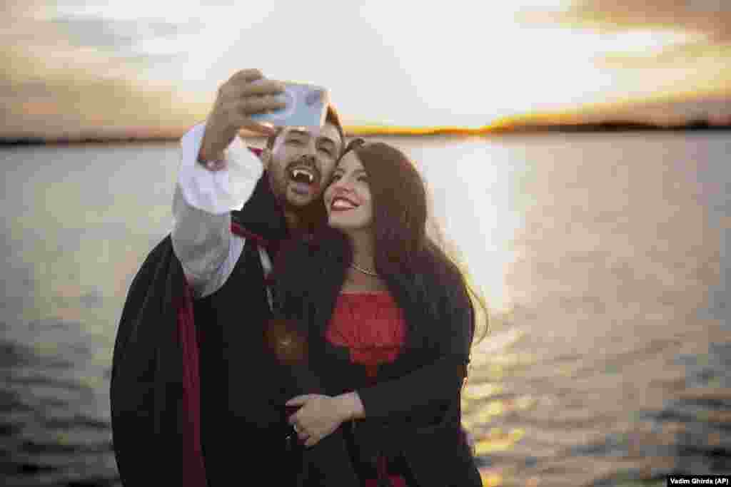 Čovjek obučen kao najpoznatiji vampir na svijetu Drakula i žena prave selfi na Festivalu. Lik Drakule je kreirao autor Bram Stoker, inspirisan rumunskim srednjovjekovnim princom i zamkom Bran, sjeverno od Bukurešta.