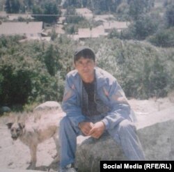 Бакыт Рыскелдиевдин 12-15 жыл мурда тартылган сүрөтү. Бир туугандары бул сүрөттү социалдык тармактарга салып, өз алдынча издеген.