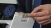 La intrarea în secțiile de votare, alegătorilor le va fi scanată cartea de identitate de către operatorul de calculator.