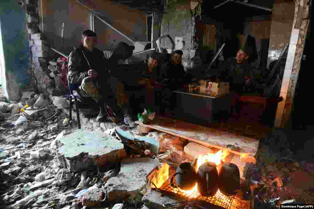 Separatisti koje podržava Rusija unutar ostataka aerodroma u Donjecku usred druge bitke za aerodrom u oktobru 2014. Septembra 2014. godine separatističke snage su pokrenule napad na ukrajinske trupe koje su se skrivale unutar objekta. Aerodrom je bio jedino preostalo uporište koje je Kijev imao u Donjecku nakon što su ovaj grad na istoku zauzele prokremljske snage. &nbsp;