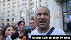 Silvestru Șoșoacă a fost pus miercuri sub control judiciar de Parchetul General, fiind acuzat că ar fi depus liste cu semnături falsificate pentru a-și susține candidatura ca independent în alegerile europene. Liderul AUR, George Simion, este și el cercetat. 