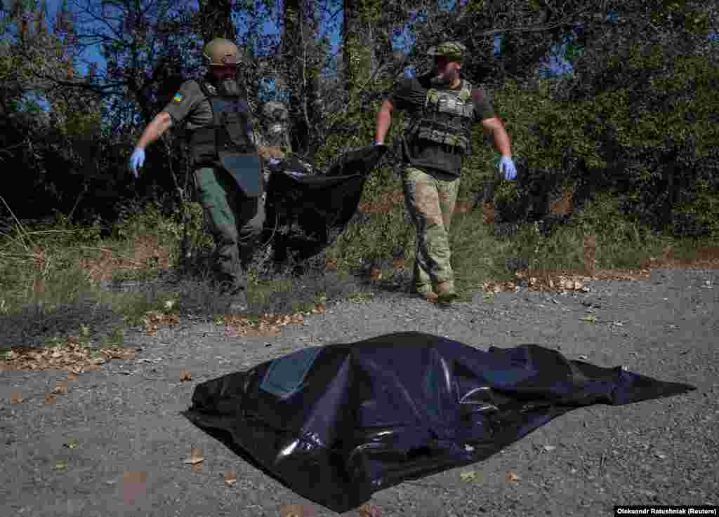 Vaszilij, egy ötvenhárom éves önkéntes és munkatársa egy orosz katona holttestét hozza ki az erdőből. &bdquo;Összeszedjük a holttesteket. Megszervezzük az életben maradt foglyaink cseréjét, vagy a fiaink holttestéért cserébe adjuk át a halottakat. Tudják, hogy az anyák legalább a temetőkben meglátogathassák a fiukat&rdquo; &ndash; részletezi az okokat Vaszilij.&nbsp;Az önkéntesek csoportja ezen a bevetésen kilenc holttestet talált, amelyeket előbb törvényszéki vizsgálatra küldenek, mielőtt kicserélik őket ukrán hadifoglyokra és elhunytakra