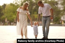 Кирило Раізов разом з батьками. Фото з особистого архіву родини