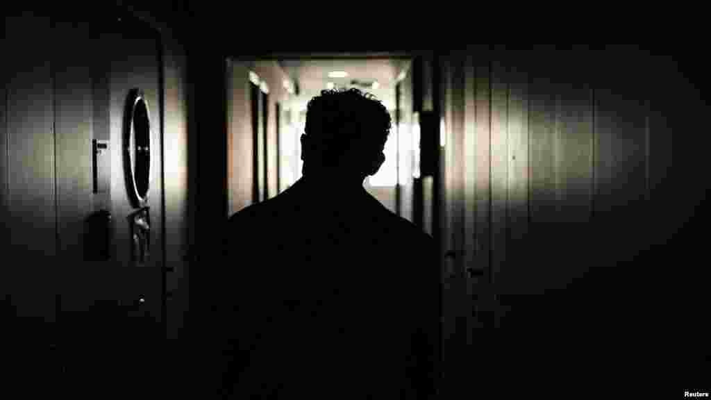 A Görögország délnyugati részénél tavaly hajótörést szenvedő migránsok egyik túlélője Athénban 2024. május 27-én. Ez volt a Földközi-tengeren valaha történt egyik legtöbb életet követelő hajóbaleset, amely kérdéseket vetett fel az uniós országok által a partjaik felé tartó, gyakran rozoga hajókban érkező migránsok megfékezésére alkalmazott módszerekkel kapcsolatban