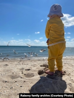 Кирило Раізов на морі (це фото стоїть на заставці телефона мами Тетяни). Фото з особистого архіву родини