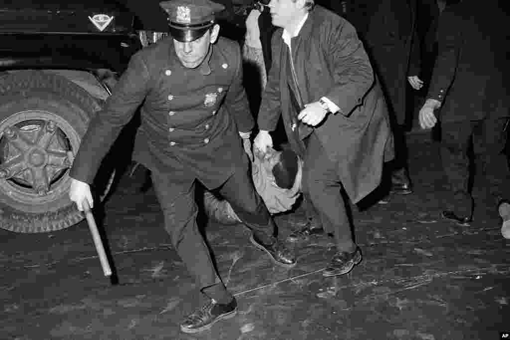 Atentat je prouzročio proteste u mnogim američkim gradovima. na fotografiji: policija hapsi nakon nemira u New Yorku zbog ubistva Kinga, 5. april 1968.
