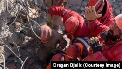 U ruševinama su volonteri provodili i tri sata uzastopno.