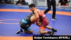 Бекзат Алмаз уулу Мункх Эрдене Батхуяг менен күрөшүп жаткан учур. 19-апрель, 2024-жыл.