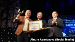 Калибек Куанышбаев атындагы драма театрынын директору Жаудыр Айболат Жангали уулуна сыйлык тапшырылып жатат.
