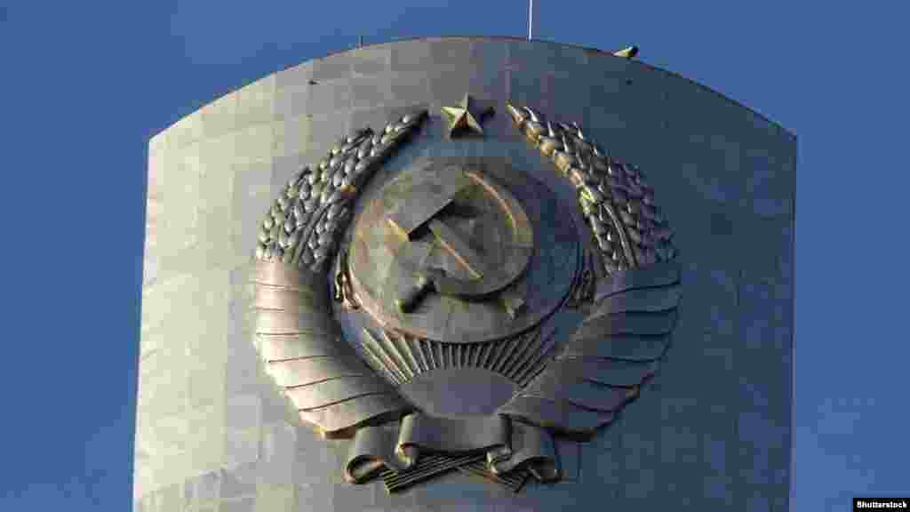 Az emlékmű jelenlegi acélpajzsán a szovjet címer látható. Ukrán aktivisták már régóta követelik a kommunista jelkép eltávolítását. 2022-ben nyolcszázezer megkérdezett polgár nyolcvanöt százaléka támogatta, hogy a kalapácsot és sarlót háromágú szigonyra, Ukrajna hivatalos címerére cseréljék &nbsp;