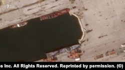 Navele de debarcare Aleksandr Otrakovski (dana superioară, dreapta) și „Ivan Gren” (dana inferioară, dreapta, lângă macarale) în portul Tartus, 11 aprilie 2024