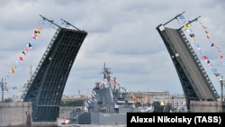 Большой десантный корабль «Оленегорский горняк» на параде в Санкт-Петербурге (архивное фото)