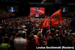 Pamje nga takimi i kryeministrit Edi Rama, me shqiptarët në Athinë.