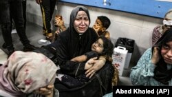 Аш-Шифа ооруканасында баш калкалаган аялдар менен балдар.