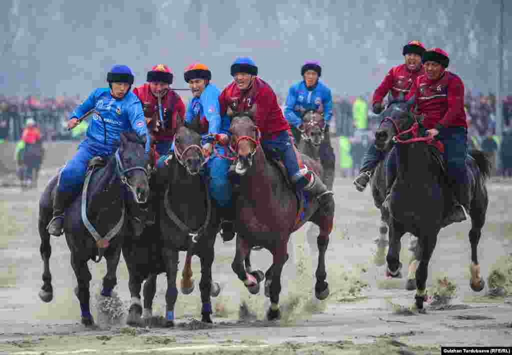 Таластын &quot;Ынтымак&quot; командасы (көгүш формада) алты жолу катары менен Ноорузга арналган көк бөрү боюнча мелдештин финалына чыкты. Аталган мелдешти &quot;Ынтымак&quot; тогузунчу жолу утуп жатат.&nbsp;