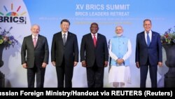 Бразилиянын президенти Лула да Силва, Кытайдын лидери Си Цзинпинь, Түштүк Африканын президенти Сирил Рамафоза, Индиянын өкмөт башчысы Нарендра Моди, Орусиянын тышкы иштер министри Сергей Лавров БРИКСтин саммитинде. Йоханнесбург, Түштүк Африка. 22-август, 2023-жыл. 