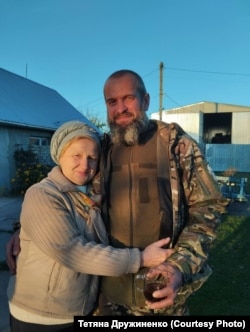 Тетяна Дружиненко з українським бійцем. 10 листопада 2022 року