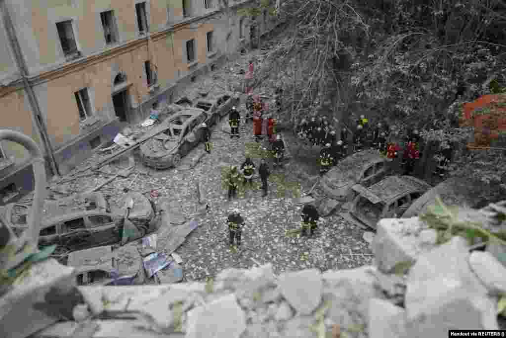 A mentőalakulatok továbbra is kutatnak a lakónegyedben túlélők után. A városban csütörtök reggel kétnapos gyászt hirdettek &nbsp;