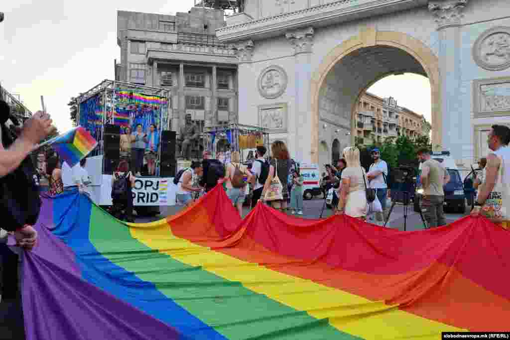 Nakon kratkih pozdravnih govora nekih od učesnika, počela je protestna šetnja ulicama Skoplja uz muzičku pratnju.