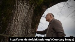 Аслан Бжания поручил правоохранительным органам предпринять все необходимые меры по установлению лиц, причастных к данному преступлению