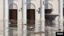 Dom kulture u centru Nove Kahovke pod vodom nakon rušenja brane na Dnjipru na jugu Ukrajine, 6. juni 2023.