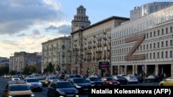 Симіоліка Z на тлі автомобільного трафіку в Росії