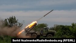 Artileriștii ucraineni trag asupra pozițiilor rusești pe direcția Bahmut, în regiunea Donețk. 