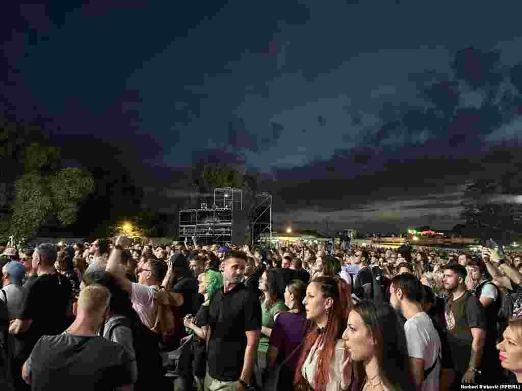 Organizatori su zvanično otvaranje festivala najavili na svim većim binama ovog muzičkog događaja uz posebne nastupe različitih muzičkih grupa uz već tradicionalni vatromet.