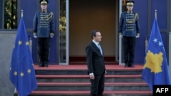 Kosovski premijer Albin Kurti čeka dolazak predsjednika Evropske komisije prije njihovog sastanka u Prištini 30. oktobra 2023.