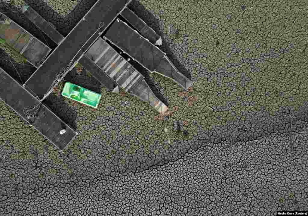 Egy csónak a spanyolországi Vic melleti víztározó szikkadt medrében.&nbsp;Spanyolországban az ivóvízkészletek 1990 óta a legalacsonyabb szintre zuhantak a rendkívüli szárazság miatt