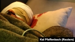 Ukrajinski vojnik koji je ranjen u borbi za Bahmut, evakuiran je u bolnicu u Dnipru, 11. travnja 2023.