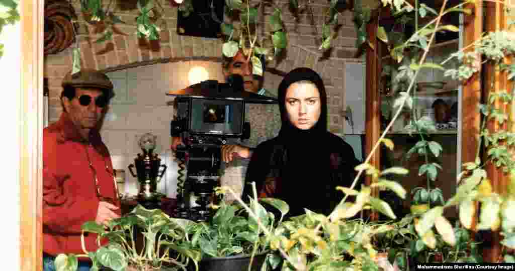 داریوش مهرجویی همراه لیلا حاتمی و محمود کلاری در پشت صحنه فیلم &laquo;لیلا&raquo;