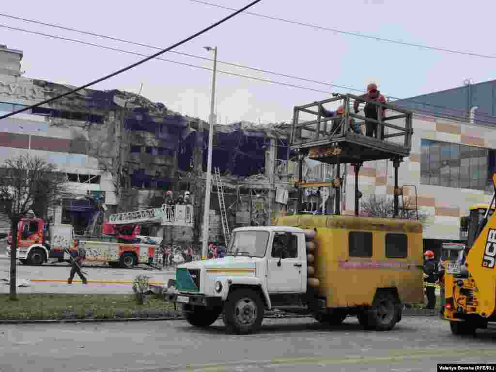 ДНІПРО &ndash; Ракета влучила у торговельний центр. За інформацією голови Дніпровської ОВА Сергія Лисака, також руйнувань зазнав пологовий будинок, пошкоджені вісім адмінбудівель, щонайменше 20 багатоповерхівок, 1 приватний будинок та автомобілі