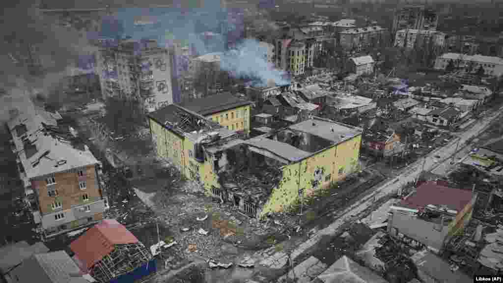 A két főút csomópontjában fekvő Bahmut, amelynek a háború előtt hetvenezer lakosa volt, a heves harcok során szinte teljesen eltűnt a föld színéről