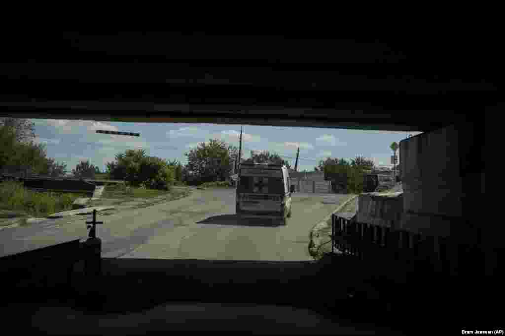 Волонтери українського&nbsp; Червоного Хреста&nbsp;їздять по населених пунктах, допомагаючи виїхати людям, які хочуть евакуюватися