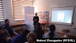 Жазуучу, коомдук ишмер Казат Акматовду эскерүү иш-чарасынан.