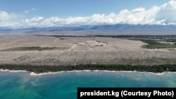 Вид на участок на берегу озера Иссык-Куль, где началось строительство города Асман. 30 июня 2023 года.