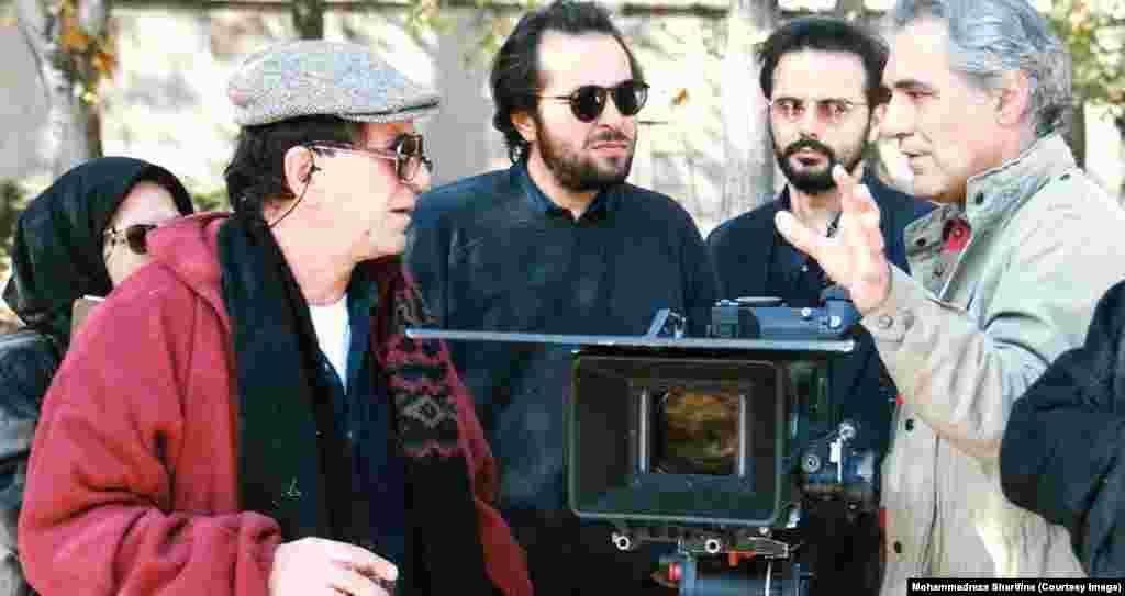 داریوش مهرجویی همراه محمود کلاری و علی مصفا در پشت صحنه فیلم &laquo;لیلا&raquo;