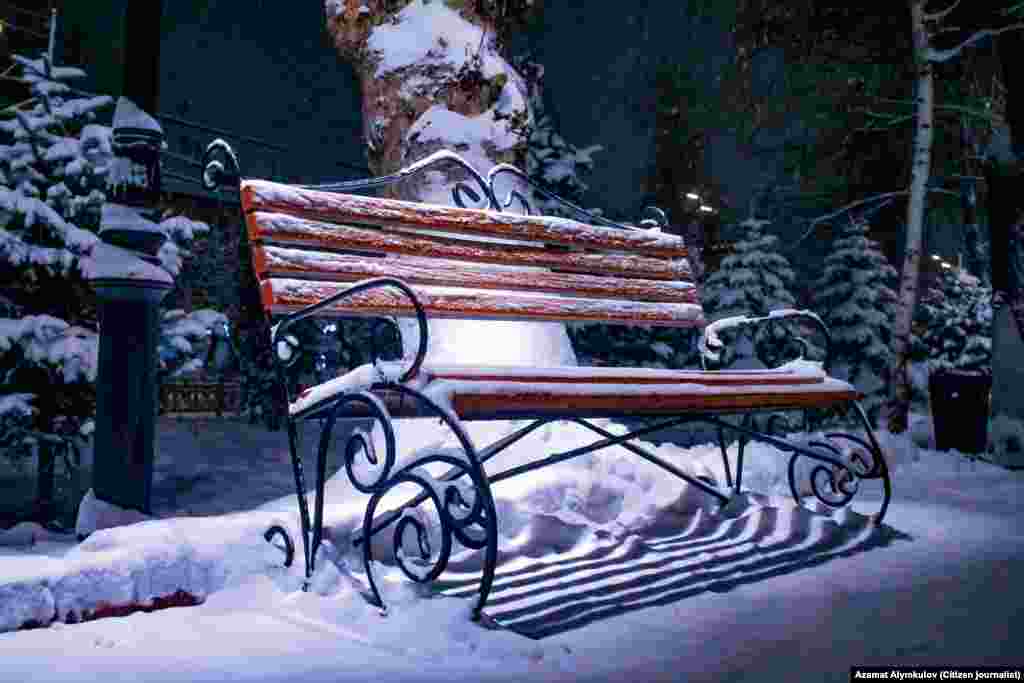 Парктагы отургуч кишилерди күтүүдө.&nbsp;